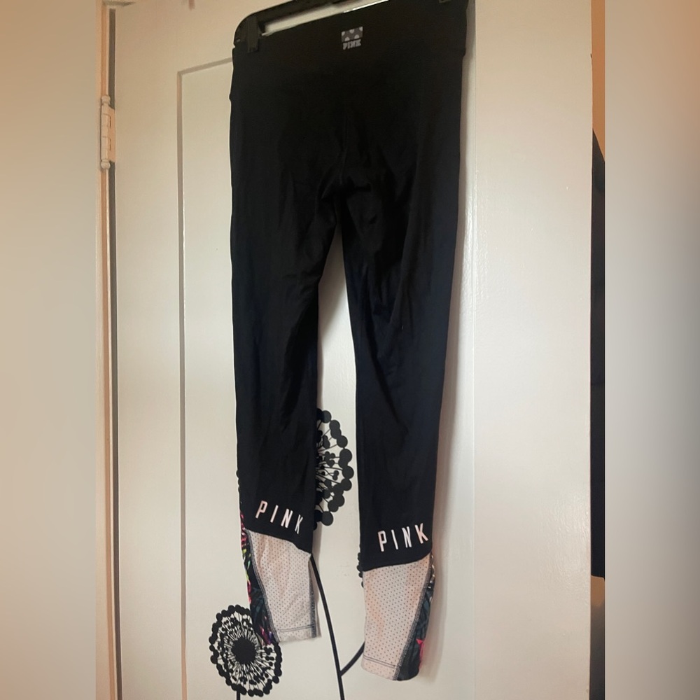 Victoria’s Secret PINK Ultimate high-waisted black Palm Print Legging, size s
